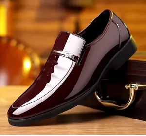 Detail eines weinroten Lackleder-Loafers mit glänzendem Finish und metallener Schnalle