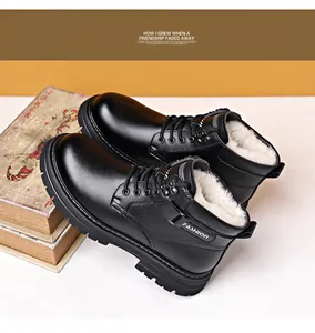 Nahaufnahme der schwarzen Winterstiefel mit warmem weißem Kunstfellfutter und Gummisohle