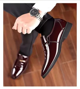 Nahaufnahme glänzender bordeauxroter Lackschuhe mit schwarzer Gummisohle auf Holz