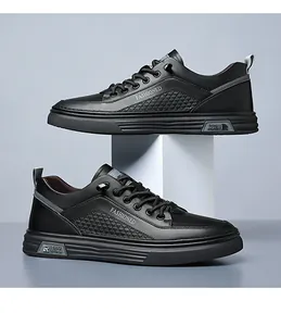 Λεπτομέρεια από μαύρα δερμάτινα sneakers με ανάγλυφα διαμάντια και σχέδιο με κορδόνια