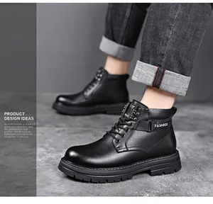 Nahaufnahme schwarzer matter Leder-Combat-Boots mit modischen Seitenstreifen und Schnürung