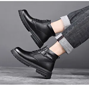 Detailansicht der schwarzen Herren-Stiefeletten mit Gummisohle und Mode-Schriftzug