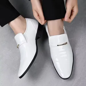 Weiße Herren-Lackleder-Loafer mit goldener Metallschnalle und schwarzer Sohle