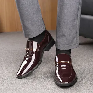 Glänzende burgunderrote Lackleder-Herrenschuhe mit funkelnder Metallschnalle Detail