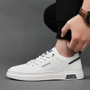 Ανδρικά λευκά δερμάτινα casual sneakers με χοντρή σόλα και μοντέρνες λεπτομέρειες