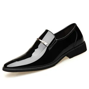 Polierte Herren Business-Schuhe aus schwarzem Lackleder mit silberner Schnalle