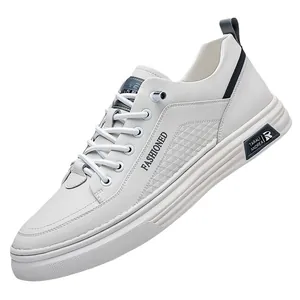 Ανδρικά κομψά λευκά casual sneakers με καπιτονέ υφή και μαλακή σόλα από καουτσούκ
