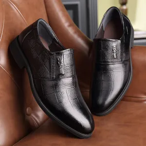 Mocasines de cuero negro para hombre con textura de cocodrilo y hebilla metálica