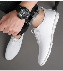 Nahaufnahme der weißen Herren-Freizeitschuhe mit Ziernähten und grauer Gummisohle