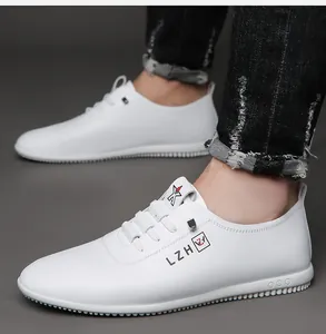 Detailaufnahme weißer Herren-Leder-Sneaker mit LZH-Branding und flachen Gummisohlen