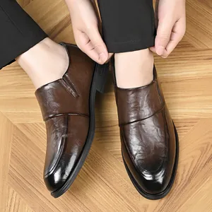 Scarpe in pelle uomo marrone scuro sfumato in stile classico slip-on britannico