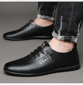 Detailansicht der schwarzen Freizeit-Lederschuhe mit Schnürsenkeln und rutschfester Gummisohle
