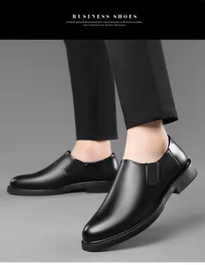 Detalle de zapatos de negocios en cuero negro con elástico lateral para calce fácil