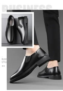 Detalle de mocasines business de cuero negro con suela de goma y laterales elásticos