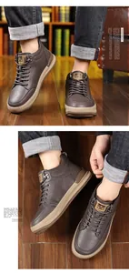Detail von wasserdichten dunkelbraunen High-Top-Boots mit Narbenleder und Ziernähten