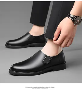 Primer plano de zapatos de cuero negro sin cordones con detalle elástico y textura suave