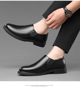 Detalle de zapatos negros de piel sin cordones con bandas elásticas para uso formal