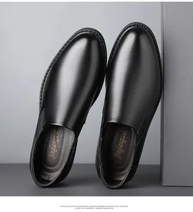 Primer plano del mocasín de cuero negro con costuras finas y textura de superficie pulida