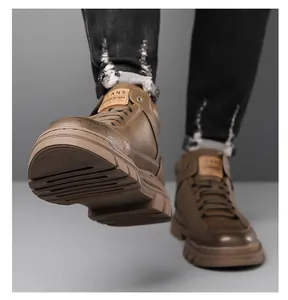Detail von braunen Herren-Stiefeletten mit rutschfester Gummisohle und Zungenetikett aus Leder