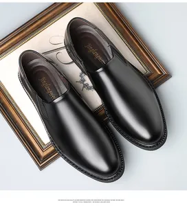 Primer plano de mocasines de cuero negro sobre un fondo de marco de madera vintage