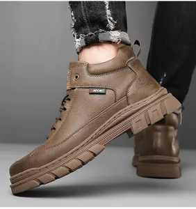 Detail der braunen Herren-Lederstiefel mit rutschfester Sohle und sportlichem Logo