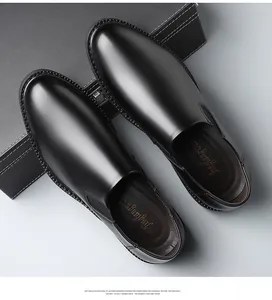 Vista superior de zapatos de negocios de cuero negro con detalles de costura finos