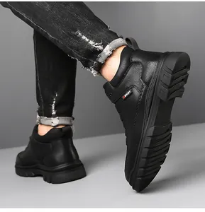 Detailansicht der schwarzen Herren-Lederstiefel mit rutschfester dicker Gummisohle