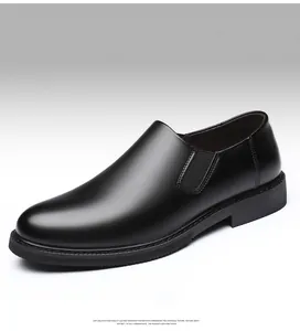 Vista lateral de mocasines de cuero negro para hombre con bandas elásticas y suela de goma