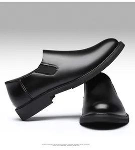 Primer plano de zapatos de cuero negro para hombre con textura mate y elástico lateral