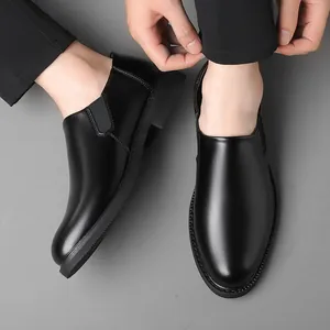Mocasines clásicos de cuero negro para hombre con paneles elásticos y suela de goma duradera