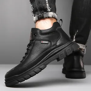 Scarpe casual da uomo in pelle nera con suola spessa e design sportivo alla moda