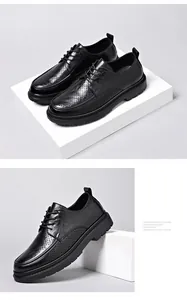 Detailansicht schwarzer perforierter Lederschuhe mit rutschfester dicker Gummisohle