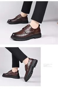 Detailansicht der Seite und rutschfeste Gummisohle dunkelbrauner Brogue-Lederschuhe