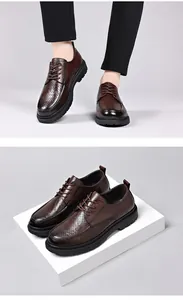 Detail von dunkelbraunen Lederschuhen mit Brogue-Lochungen und dicken Gummisohlen