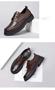 Nahaufnahme brauner Derby-Schuhe aus Leder mit klassischer Brogue-Lochung und dicker Sohle