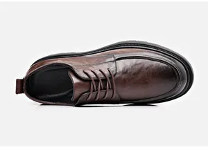Draufsicht auf dunkelbraune Leder-Business-Schuhe mit rutschfester dicker schwarzer Sohle