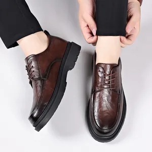 Scarpe stringate da uomo in pelle marrone con suola spessa antiscivolo ed elegante