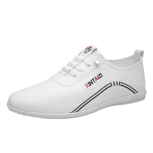 Mocassins en cuir blanc pour hommes avec design respirant et semelles souples