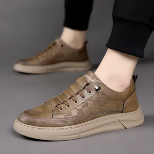 Ανδρικά καφέ ρετρό δερμάτινα sneakers με ανάγλυφη υφή και σόλα από καουτσούκ