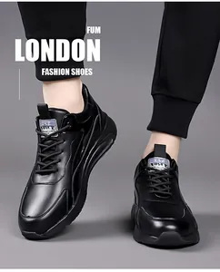 Λεπτομέρεια μαύρου δερμάτινου sneaker με χοντρή αντιολισθητική σόλα και κλείσιμο με κορδόνια