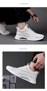 Λεπτομέρεια macro από λευκό δερμάτινο ανδρικό sneaker με τύπωμα και χοντρή σόλα