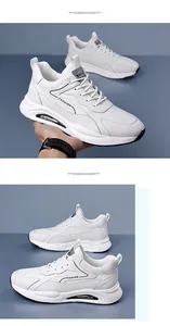 Λεπτομέρεια από λευκά δερμάτινα ανδρικά sneakers με μαύρο κείμενο και σόλα από καουτσούκ