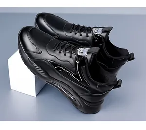 Λεπτομέρεια μαύρων δερμάτινων sneakers με λευκό κείμενο FASHION και σόλες αντικραδασμικής