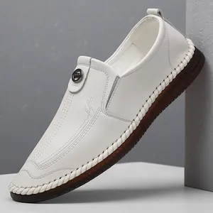 Mocassini da Uomo in Pelle di Vacchetta Business Casual Slip-on Scarpe da Guida Scarpe in Pelle Traspiranti Piatte Con Cuciture a Mano Fibbia in Metallo