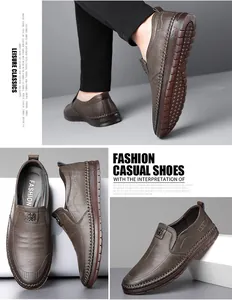 Close-up van bruine getextureerde leren loafers met handstiksels en metalen gesp