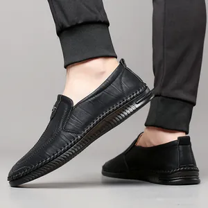Mocassini classici in pelle nera da uomo con design slip-on e suola in gomma antiscivolo