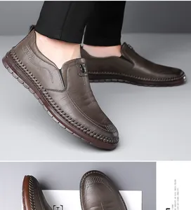Detailweergave van bruine leren loafers met handgemaakte stiksels en antislip rubberen zool