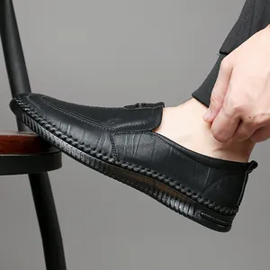 Mocassini in pelle nera classica da uomo con suola antiscivolo e design facile da calzare
