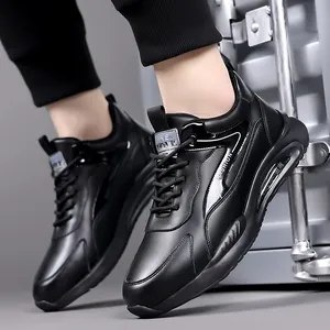 Ανδρικά μαύρα δερμάτινα sneakers με πλαϊνά γράμματα και μαλακή σόλα για casual εμφανίσεις