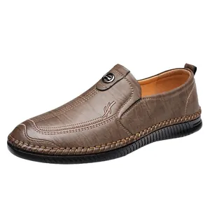 Mocassini da uomo in pelle marrone con cuciture resistenti e fibbia in metallo moda